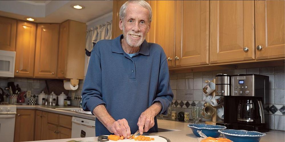 唐纳德·格雷戈里谈到他与前列腺癌的斗争时说:“我挺过来了. 这并不容易. 这很不舒服，但随着时间的推移会好起来.他在卡米拉斯家中的厨房里. (Susan Kahn摄)